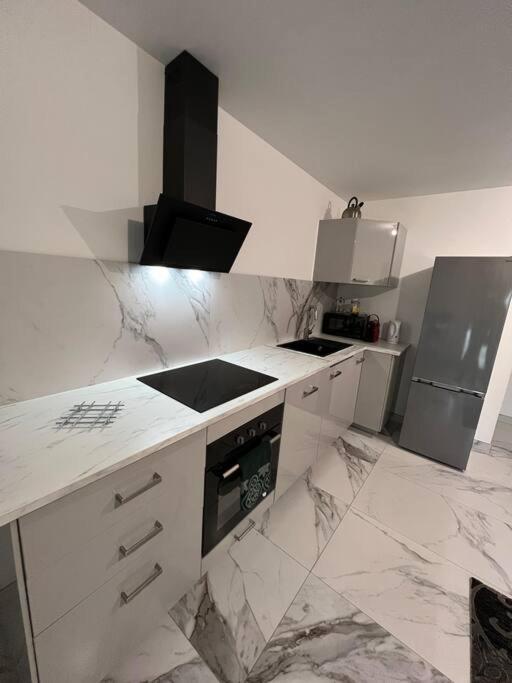 Bel Appartement Avec Parking Cabannes Экстерьер фото